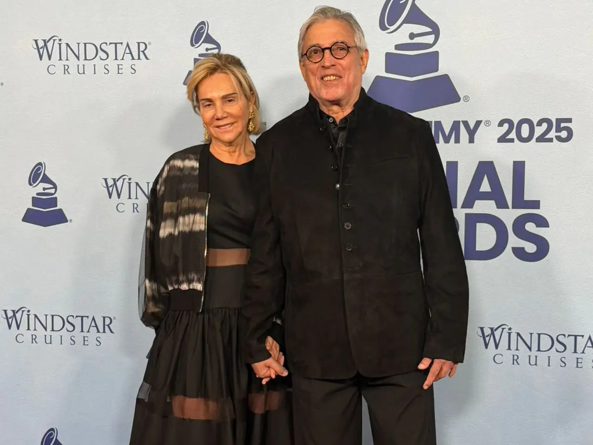 Ivan Lins recebe o Prêmio de Excelência Musical no Latin Grammy 2025 em Las Vegas.