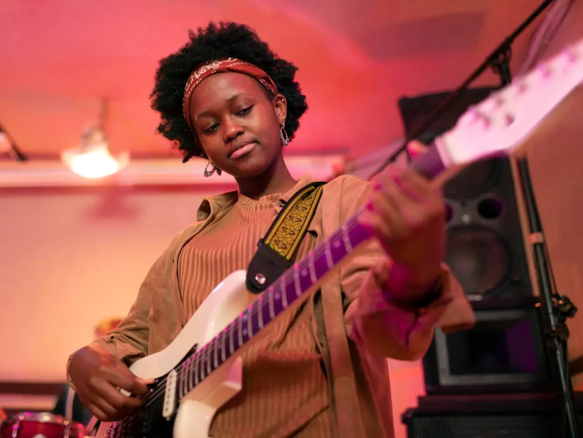 Representação de artistas negros na música é de apenas 7,9% nos cargos de liderança mundial.