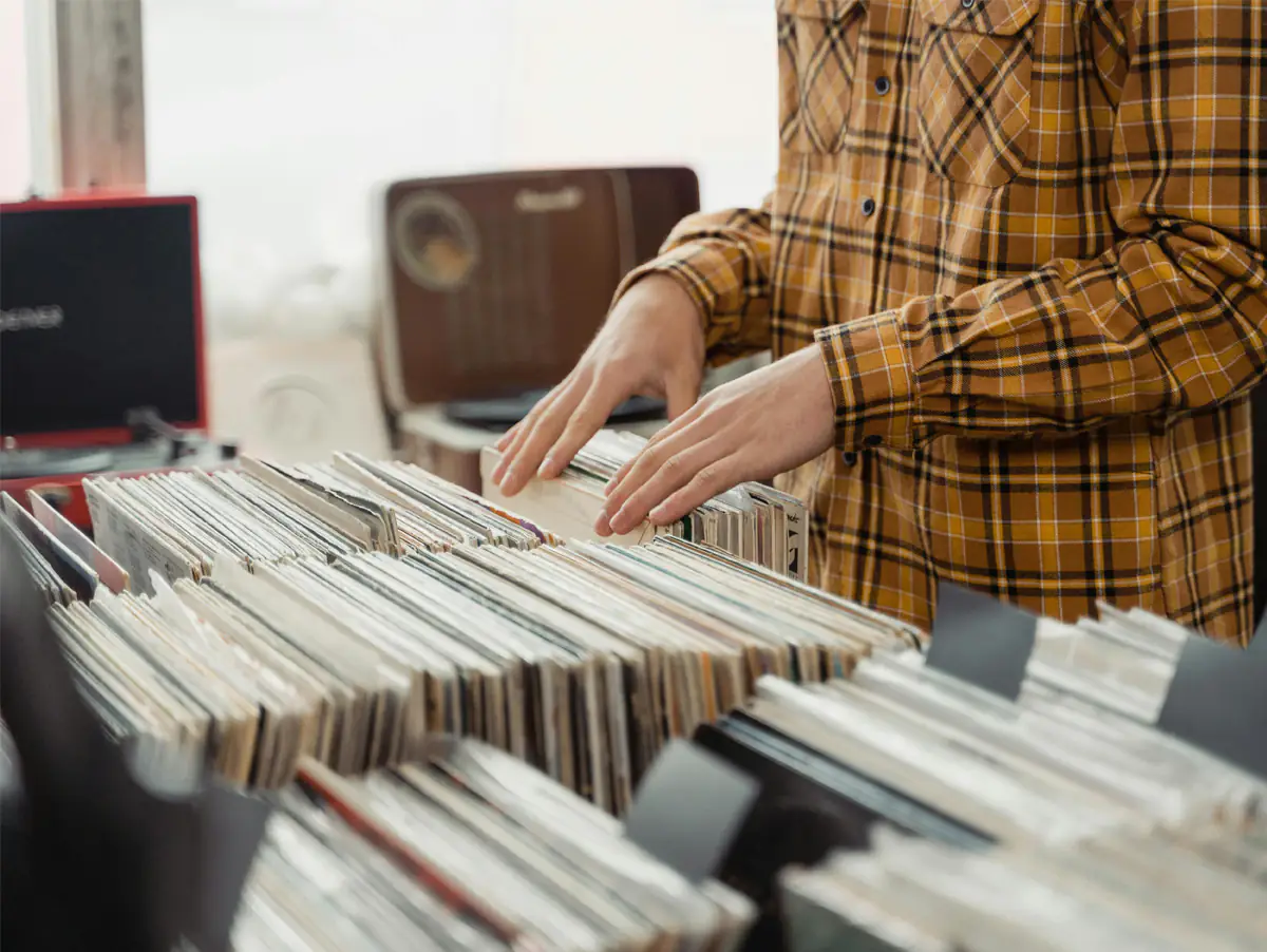 Música física: do vinil ao cassete, álbuns retornam às prateleiras e esgotam-se rapidamente.