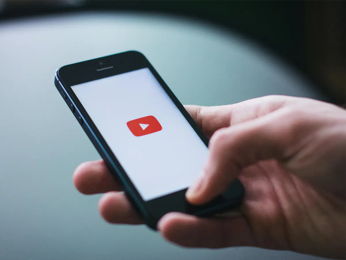 YouTube encerra parceria com a Billboard devido a alterações nas regras das paradas e começará a excluir dados em janeiro de 2026.