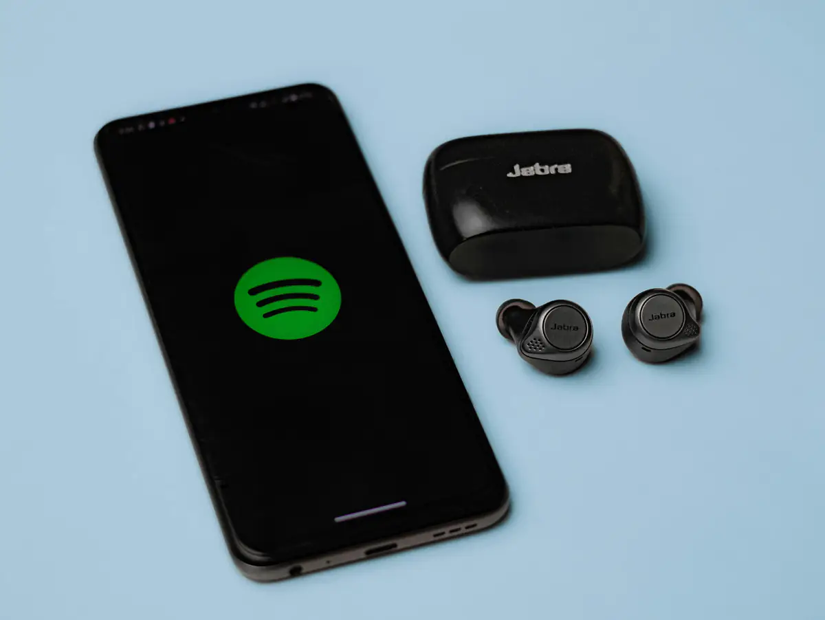 Pesquisa recente revela que a norma dos 1.000 streams do Spotify impacta 65% das gravadoras independentes; plataforma responde.